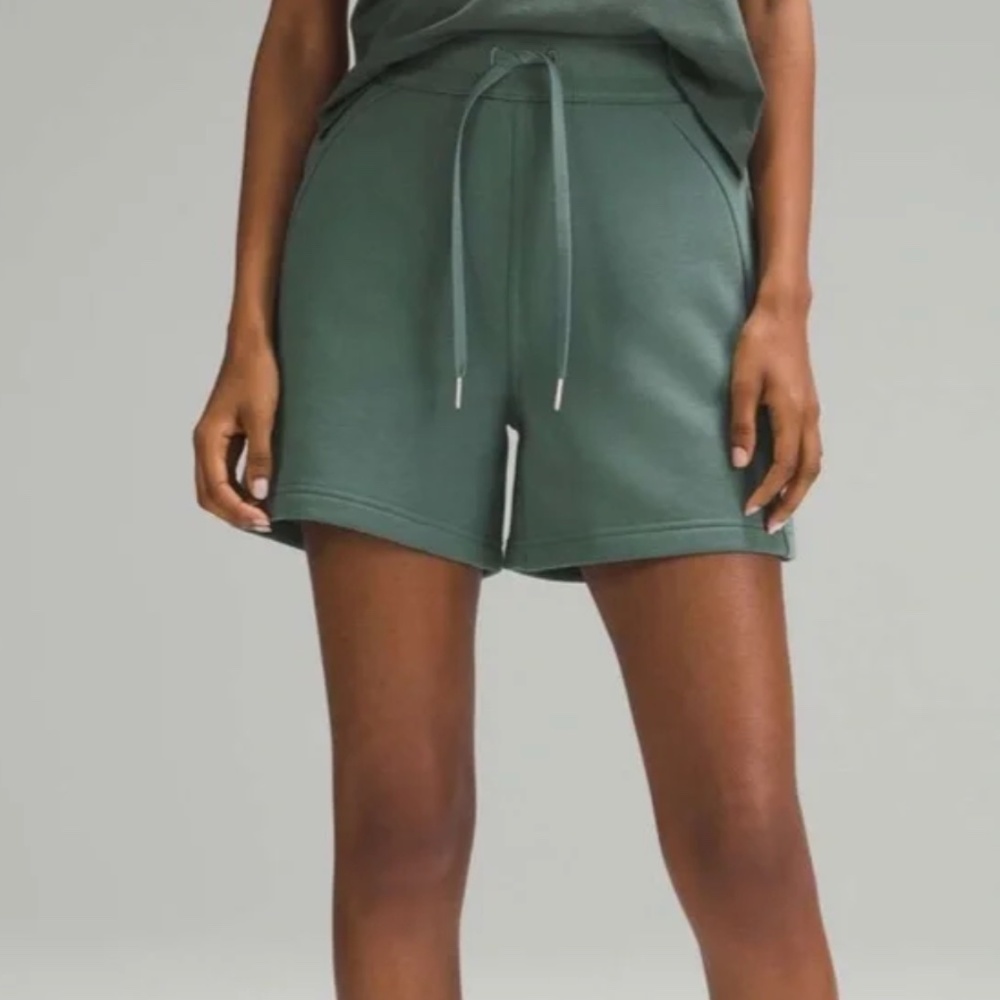 Lululemon Scuba High-Rise Short Medium Forest w/ draw string, Size 6